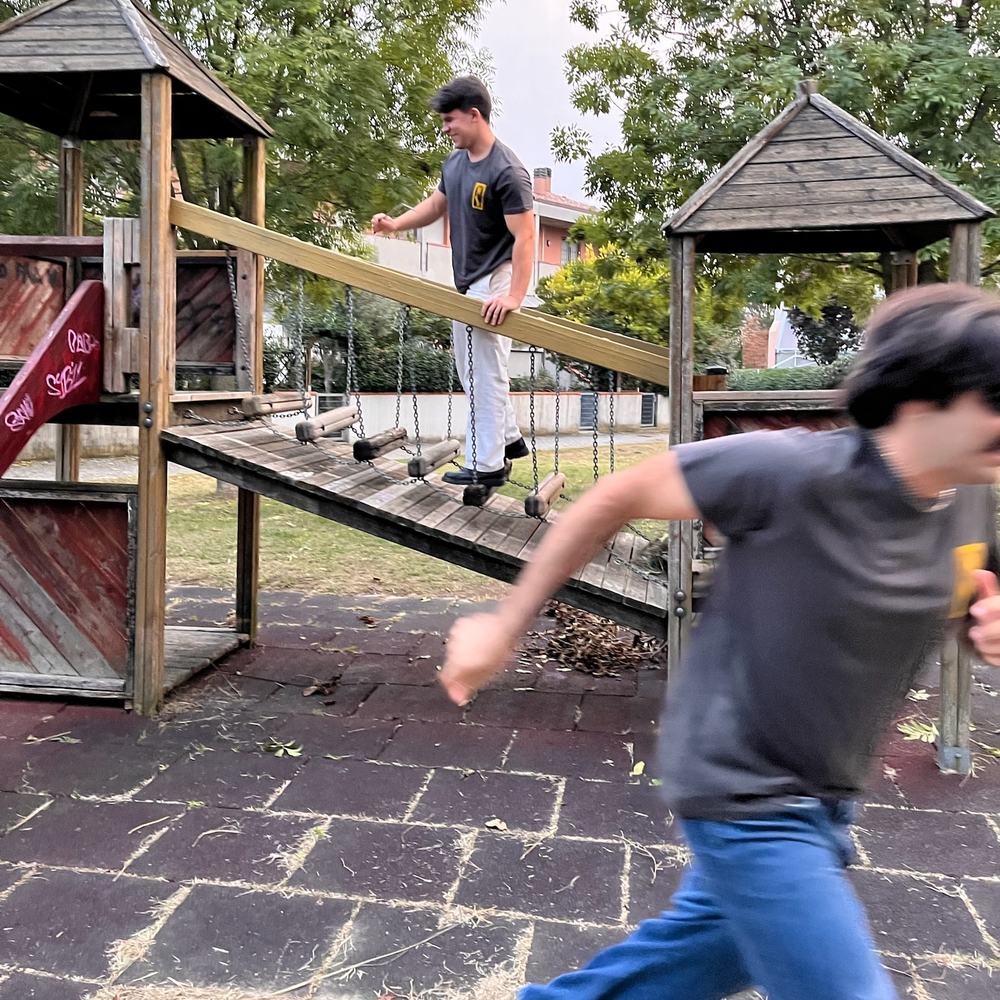 Un membro della band corre al parco giochi
